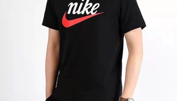 Camiseta Nike Negro Logo Rojo