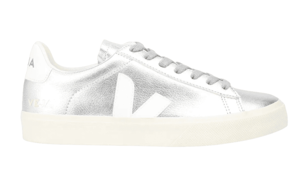 Veja Campo Chromefree blanco con detalles en plata
